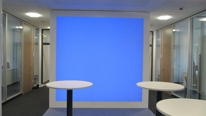 RGB- LED- Lichtwand im Meeting- Point