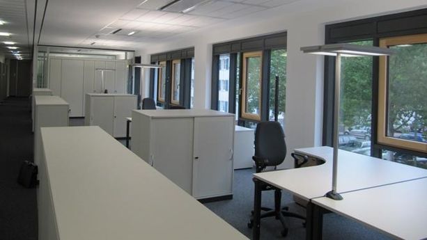 Großraumbüro mit direkt/indirekter Arbeitsplatzbeleuchtung